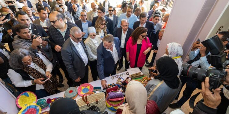 محافظ البنك المركزي ووزير الزراعة يتفقدان عدد من القرى المستفيدة من مشروع دعم صغار المزارعين بمحافظة أسوان