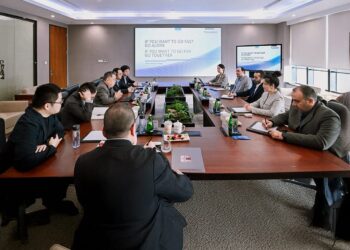 الأمير سلطان بن منصور آل سعود يترأس زيارة رسمية إلى المقر الرئيسي لشركة إنفينيكس