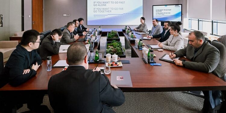 الأمير سلطان بن منصور آل سعود يترأس زيارة رسمية إلى المقر الرئيسي لشركة إنفينيكس