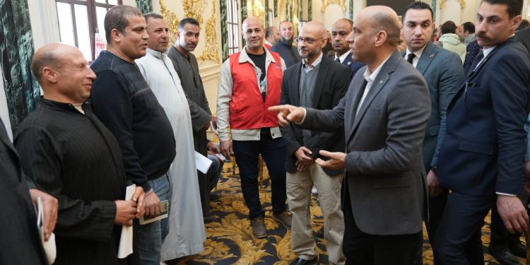 وزير العمل يتفقد اختبارات 2800 عامل من المرشحين لموسم الحج على مهنة “جزار”