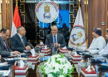 وزير الإنتاج الحربي يستقبل وفد عماني من وزارة الزراعة العمانية