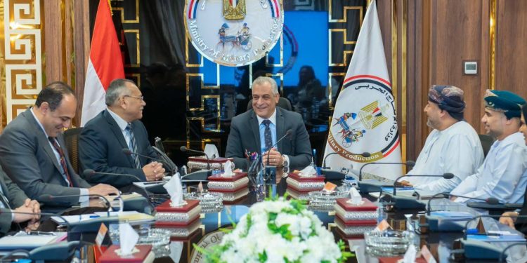 وزير الإنتاج الحربي يستقبل وفد عماني من وزارة الزراعة العمانية