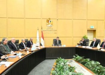 وزير الإسكان يترأس اجتماع لجنة السياسات للشركة القابضة لمياه الشرب والصرف الصحي