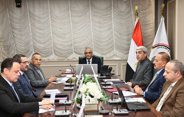 وزير الدولة للإنتاج الحربي يبحث سبل تطوير المنتجات العسكرية وخطوط الإنتاج داخل شركات الإنتاج الحربي