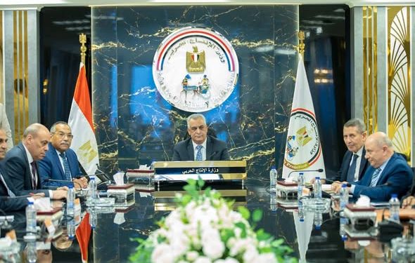 وزير الدولة للإنتاج الحربي يجتمع برؤساء مجالس إدارات الشركات التابعة وعدد من القيادات بالوزارة والهيئة