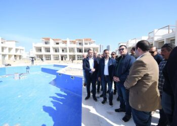 وزير الإسكان يتفقد الشاليهات والفيلات والعمارات السكنية بكومباند “مزارين” بمدينة العلمين الجديدة