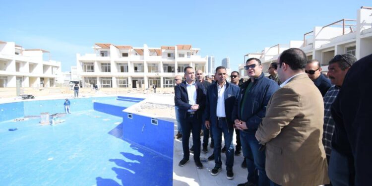 وزير الإسكان يتفقد الشاليهات والفيلات والعمارات السكنية بكومباند “مزارين” بمدينة العلمين الجديدة
