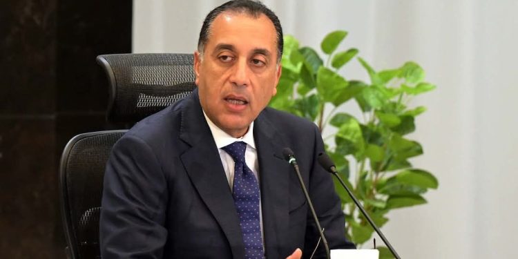 رئيس الوزراء يتابع مع وزير التموين موقف مخزون الأرصدة من السلع الغذائية