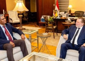 محافظ البنك المركزي المصري والسفير الهندي بالقاهرة يناقشان توسيع الشراكة في القطاعين المصرفي والمالي