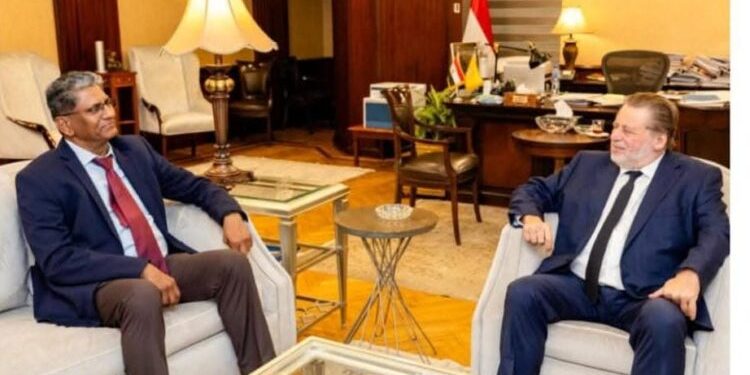 محافظ البنك المركزي المصري والسفير الهندي بالقاهرة يناقشان توسيع الشراكة في القطاعين المصرفي والمالي