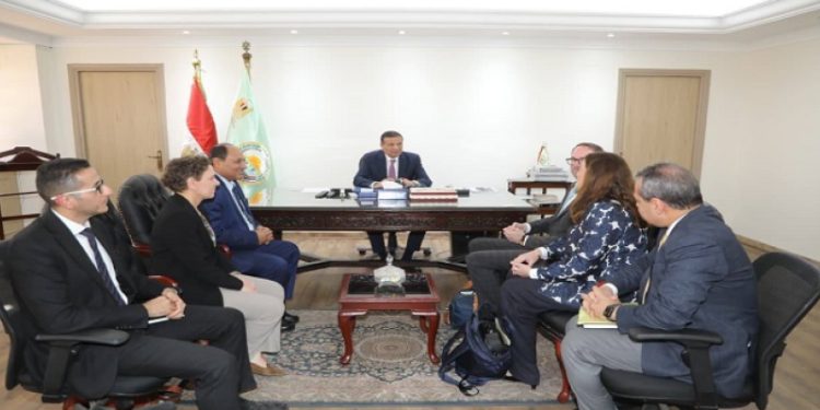 وزير الزراعة يبحث مع وفد دنماركي سبل التعاون وتعزيز الاستثمارات في الإنتاج الحيواني والطب البيطري