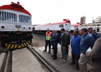 وزير النقل يتفقد ورش إيرماس المتخصصة في عمرة وصيانة جرارات السكك الحديدية