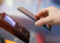إطلاق خدمة قبول المدفوعات اللاتلامسية من خلال الأجهزة الذكية