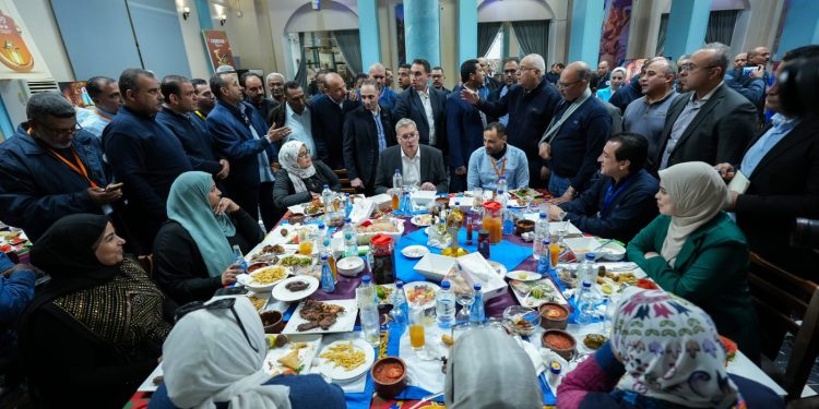 وزير البترول يشارك العاملين إفطار رمضان في حقول الشركة العامة للبترول برأس غارب