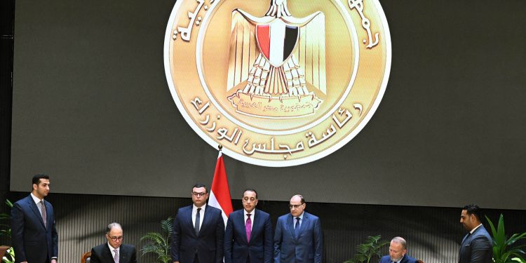 رئيس الوزراء يشهد مراسم توقيع ثلاث اتفاقيات تعاون بين المُطور الرئيسي للمشروع وعددٍ من الشركاء الدوليين