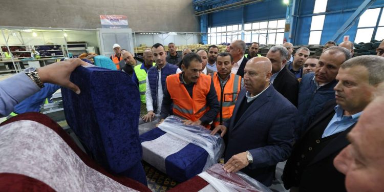 وزير النقل يتفقد ورش كوم أبو راضي ومصنع كولواي مصر ويشارك العاملين إفطار رمضان