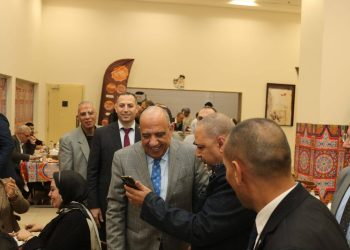 محمود عصمت يشارك العاملين بقطاع الكهرباء إفطارهم الجماعي ويشيد بجهودهم في دعم منظومة الطاقة