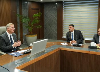 وزير البترول يعقد اجتماعاً مع مجلس إدارة هيئة الثروة المعدنية والصناعات التعدينية