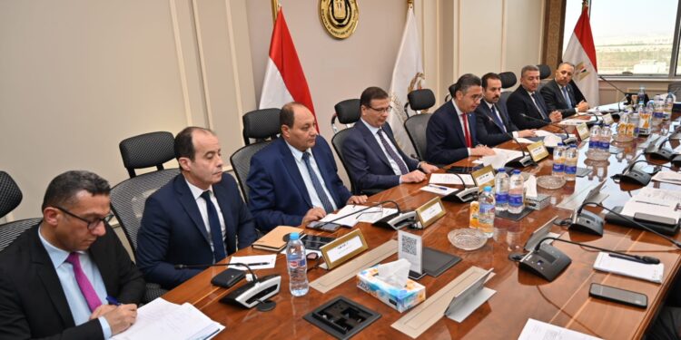 وزيرا التموين والزراعة ورئيس جهاز مستقبل مصر يبحثون مستقبل صناعة السكر