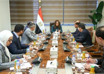 وزيرة التنمية المحلية والبيئة تعقد اجتماعاً مع عدد من قيادات الوزارة لمتابعة بعض الملفات