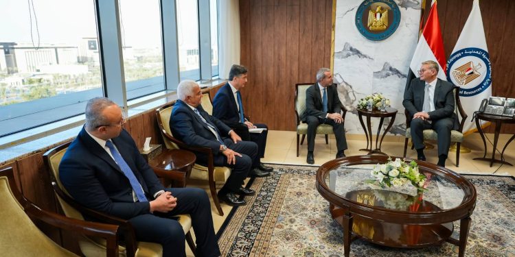 وزير البترول يتابع مع مسئولي “إيني” الإيطالية خطط زيادة الإنتاج وربط الحقول القبرصية