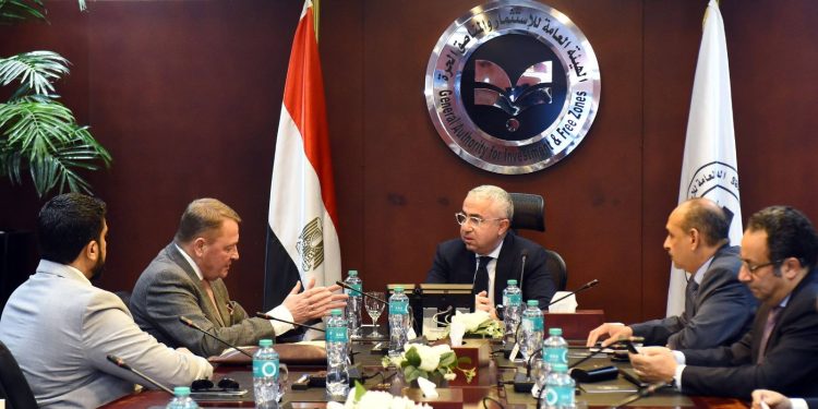 الهيئة العامة للاستثمار والمناطق الحرة وشركة جارديان جلاس يبحثان خطط توسع الشركة في مصر