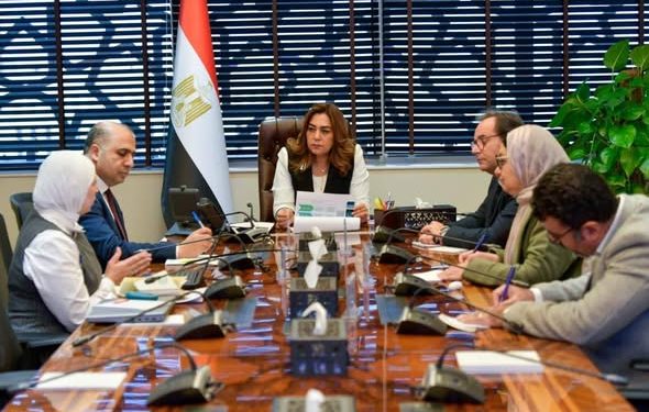 وزيرة التنمية تتابع آخر مستجدات جهود وإجراءات الوزارة للحد من استخدام الأكياس البلاستيكية