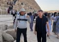 الفنان العالمي براين آدمز وأسرته يزورون منطقة أهرامات الجيزة