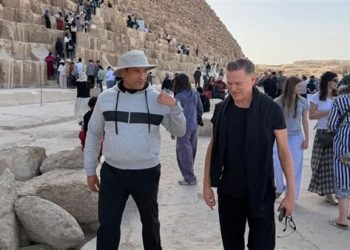 الفنان العالمي براين آدمز وأسرته يزورون منطقة أهرامات الجيزة