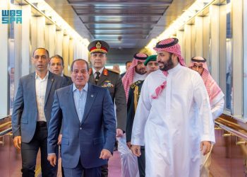 ولى العهد السعودى يصطحب الرئيس السيسى لتوديعه بمطار الملك عبد العزيز بجدة