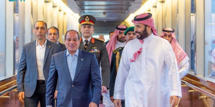 ولى العهد السعودى يصطحب الرئيس السيسى لتوديعه بمطار الملك عبد العزيز بجدة