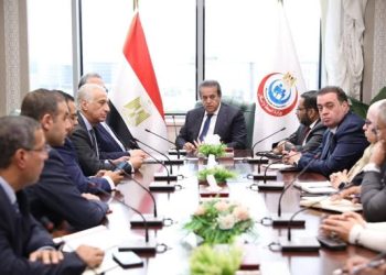 وزير الصحة يعقد اجتماعاً مع شركتي «تكنويڤ» و«ميدبوت» لبحث تفعيل تقنية الروبوت الجراحي