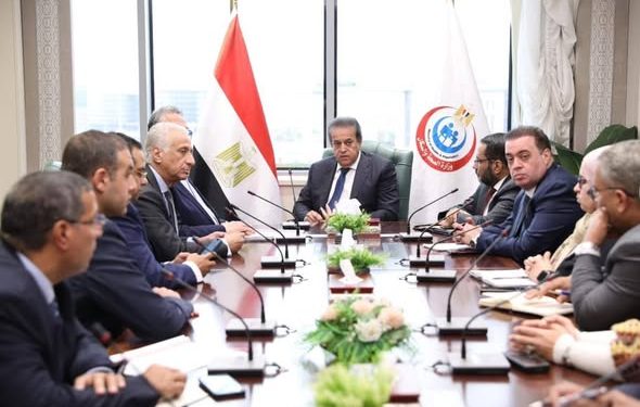 وزير الصحة يعقد اجتماعاً مع شركتي «تكنويڤ» و«ميدبوت» لبحث تفعيل تقنية الروبوت الجراحي