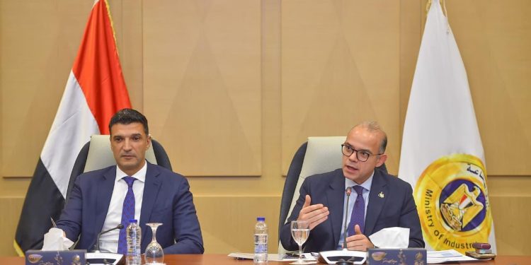 وزيرا الاستثمار والتجارة الخارجية والصناعة يعقدان اجتماعاً موسعاً مع كافة المجالس التصديرية