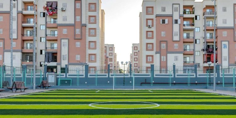 وزيرة الإسكان تتابع موقف المشروعات الخدمية والسكنية وترفيق الأراضي المضافة بالعبور الجديدة