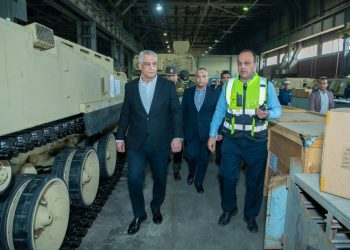 وزير الإنتاج الحربى يتابع سير العملية الإنتاجية بمصنع إنتاج وإصلاح المدرعات وشركة أبو زعبل للصناعات