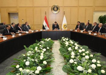 وزير الصناعة يجتمع بقيادات الوزارة ويضع الخطوط العريضة لسير العمل خلال المرحلة المقبلة