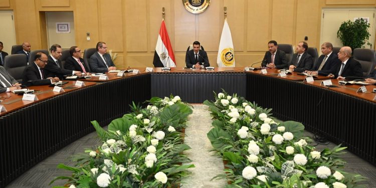 وزير الصناعة يجتمع بقيادات الوزارة ويضع الخطوط العريضة لسير العمل خلال المرحلة المقبلة