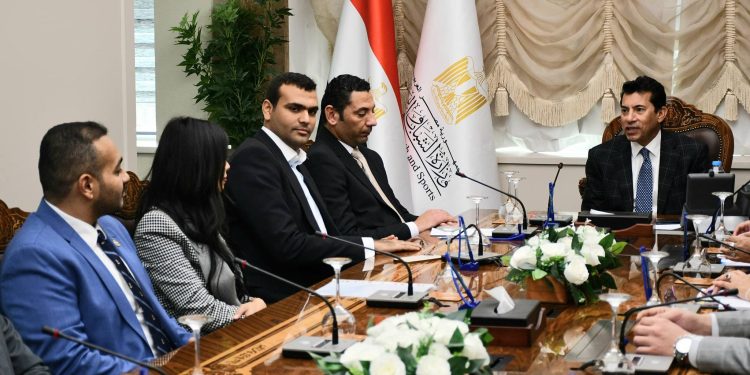 وزير الشباب والرياضة يجتمع بالسادة نواب البرلمان خريجي برامج الوزارة للمحاكاة