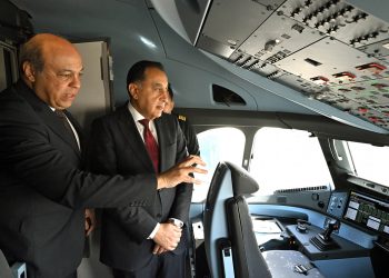 رئيس الوزراء يتفقد أول طائرة من طراز Airbus A350-900 بأسطول الناقل الوطني