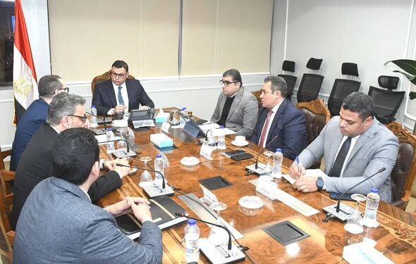 وزير الإسكان يعقد اجتماعًا لمتابعة ملفات عمل الهيئة العامة للتنمية السياحية
