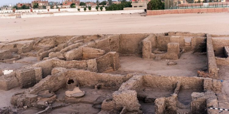 الكشف عن مدينة سكنية من القرن الثامن عشر وجبانة قبطية أسفلها بموقع شيخ العرب همام بمحافظة قنا