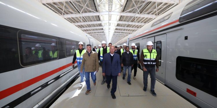 وزير النقل يتابع تنفيذ الخط الأول للقطار الكهربائي السريع ويزور ورشة الصيانة بحدائق أكتوبر