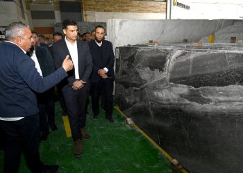 وزير الصناعة ومحافظ القاهرة يتفقدان 5 مصانع متخصصة في تصنيع منتجات الرخام والجرانيت بمنطقة شق الثعبان