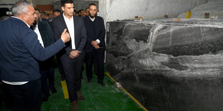 وزير الصناعة ومحافظ القاهرة يتفقدان 5 مصانع متخصصة في تصنيع منتجات الرخام والجرانيت بمنطقة شق الثعبان