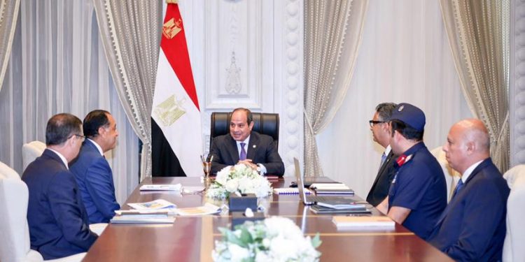 الرئيس السيسي يجتمع مع رئيس الوزراء ووزيرا التموين والزراعة