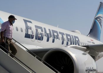 بيان شديد اللهجة.. مصر للطيران ترد على مشهد فيلم «السلم والثعبان» المسيء لزي أطقمها