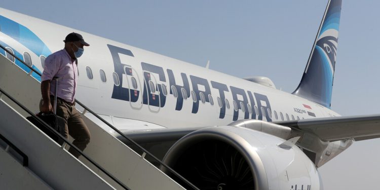 بيان شديد اللهجة.. مصر للطيران ترد على مشهد فيلم «السلم والثعبان» المسيء لزي أطقمها
