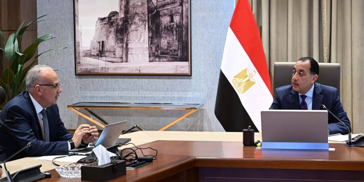 رئيس الوزراء يستعرض مع وزير الري مستجدات عددٍ من مشروعات الوزارة
