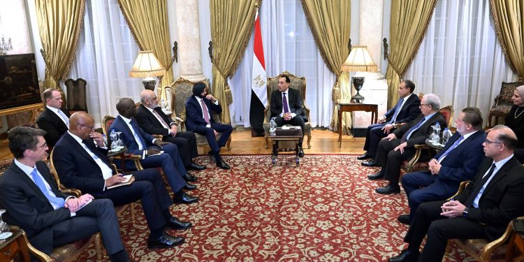رئيس الوزراء يلتقي رئيس مجموعة البنك الدولي والوفد المرافق له